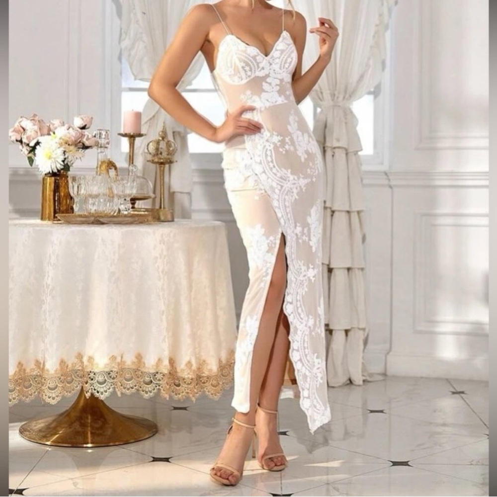 Gorgeously classy yet sexy too. This is sure to turn heads.